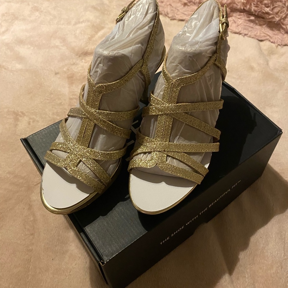 NIB Naturalizer gold strappy heels